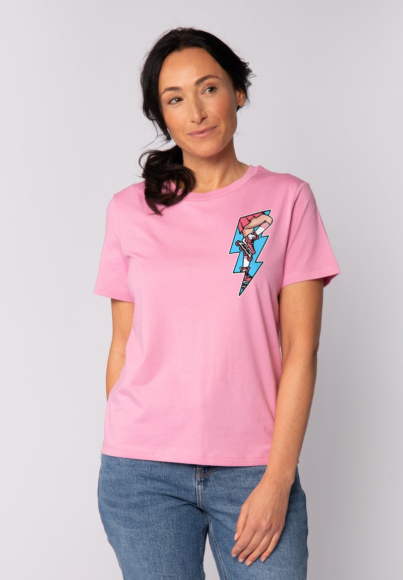 Roze katoenen T-shirt met korte mouwen, voorzien van een blauwe bliksemschichtgrafiek en een gedetailleerde illustratie van een schoen. Casual pasvorm.