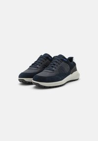 Sneakers blu navy realizzati in suede e tessuto, con un cappuccio white sul tallone, suola testurizzata e accenti blu a contrasto sui lacci.
