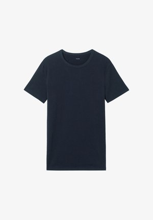 Prosty czarny t-shirt z krótkim rękawem i okrągłym dekoltem, wykonany z bawełnianej tkaniny, wyłożony na płasko na białym tle.
