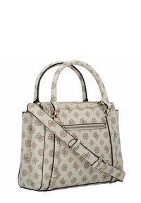 Sac à main en cuir blanc avec impression de logo marron, deux poignées supérieures et une bandoulière ajustable. Comprend des compartiments zippés et des accents.