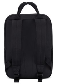 Sac à dos en tissu noir présentant un dos rembourré, des bretelles ajustables et deux clips de fixation. Texture lisse sans motifs visibles.