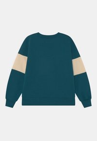 Szara bluzka z miękkiego materiału, z kremowym paskiem na rękawach, okrągłym dekoltem oraz ściągaczami na mankietach i u dołu. Luźny krój, komfortowy w noszeniu.