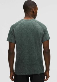 lululemon METAL VENT TECH SHORT SLEEVE - Potiskana majica - starch blue rainforest green