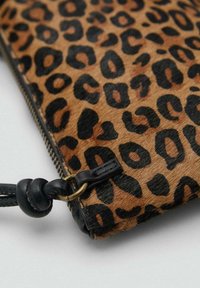 Clutch in stampa leopardata con una superficie marrone e nera testurizzata, dotata di chiusura con zip e di una tracolla in pelle nera con inserti metallici.