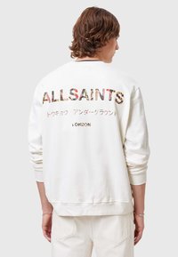 Felpa bianca con scritte testurizzate sul retro, che presenta "ALLSAINTS" e grafica aggiuntiva in colori misti. Polsini e orlo a coste.