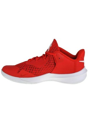 Czerwony but sportowy z siateczkową cholewką, z zamknięciem na sznurówki, wyściełaną białą podeszwą oraz teksturowanym wzorem po bokach. Logo Nike na pięcie.