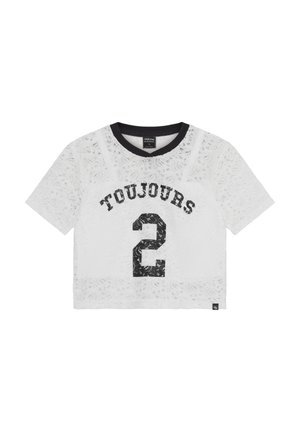 Biały, koronkowy krótki top z krótkim rękawem i czarnym prążkowanym dekoltem. Na przodzie napis "TOUJOURS" oraz duża czarna liczba "2".