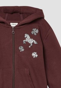 Bordeaux-farbene Zip-Hoodie mit einem silbernen Pailletten-Pferdemotiv und Kleeblatt-Akzenten. Weicher Stoff mit einer Fronttasche und einer Kapuze mit Kordelzug.