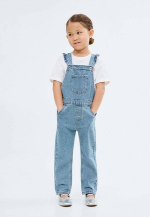Hellblaue Jeanslatzhosen mit lässigem Schnitt. Verfügt über verstellbare Träger, eine Fronttasche und seitliche Taschen. Kombiniert mit einem weißen T-Shirt.