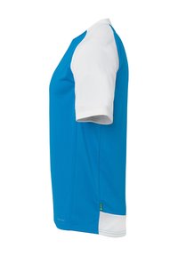 T-shirt de sport bleu avec des manches blanches. Fabriqué en tissu lisse, il présente un col rond et une petite étiquette verte sur le côté inférieur.