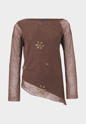 Top maro cu mâneci lungi translucide, tiv asimetric și broderie florală din mărgele și paiete pe întreaga suprafață a materialului.