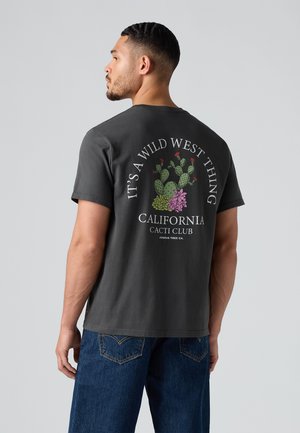 T-shirt imprimé - cacti club front back poster pirate black
