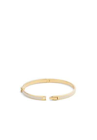 Bracelet en or avec un design épuré, présentant une finition métallique lisse et des accents minimalistes. Réglable avec un mécanisme de fermoir simple.