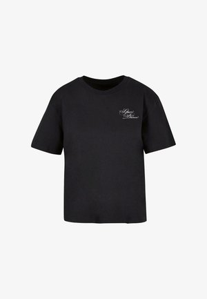 Camiseta de algodón negra de manga corta, con cuello redondo, que presenta un diseño gráfico de texto plateado en la zona izquierda del pecho.