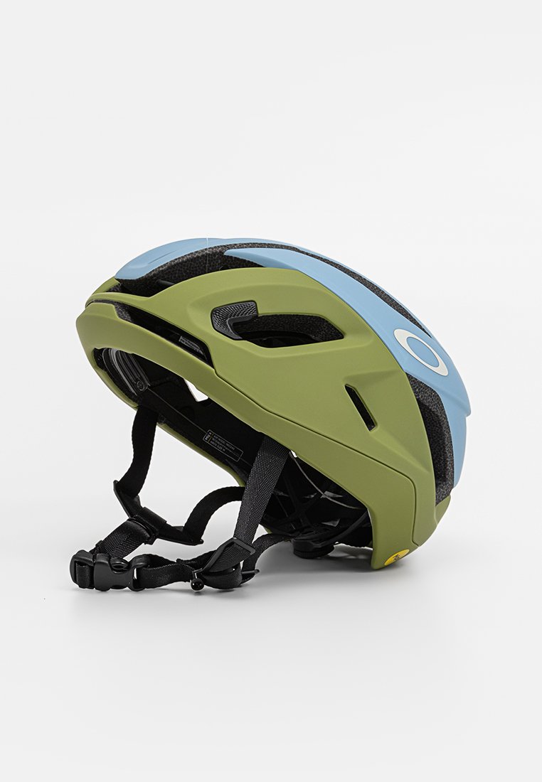 Flerfärgad cykelhjälm med en blå och olivgrön design, aerodynamisk form, justerbara remmar och ventilationshål för andningsförmåga.