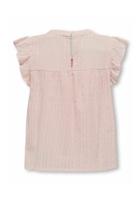 Ljusrosa bomullsblus med korta volangärmar, vertikala ränder och en liten nyckelhålsöppning på baksidan. Mjuk textur och avslappnad design.