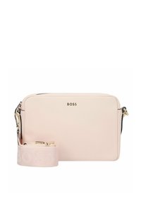 Borsa crossbody in pelle rosa con una superficie liscia, chiusura con zip, hardware dorato e una tracolla regolabile con logo.
