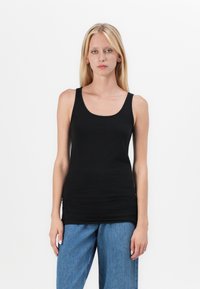 Zwarte tanktop met een ronde hals, gemaakt van een gladde, rekbare stof. Beschikt over een aansluitend ontwerp en smalle schouderbandjes.