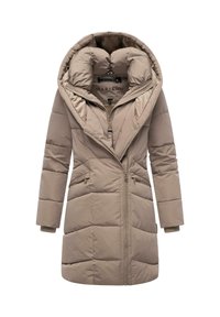 Manteau rembourré beige avec un design matelassé, grande capuche, fermeture éclair à l'avant, deux poches latérales et poignets côtelés. Tissu lisse avec une texture douce.
