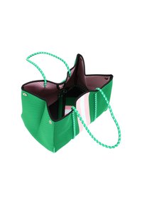 Borsa a tote verde perforata con bordi neri, caratterizzata da colori doppi all'interno e design a righe. Manici testurizzati per una presa migliore.