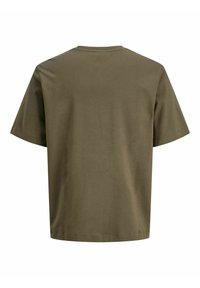 Camiseta de algodón verde oliva con cuello redondo, mangas cortas y un corte relajado. Textura suave, sin patrones ni detalles visibles.