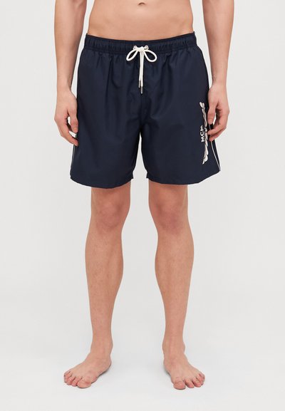 Shorts de bain navy avec une taille élastique et un cordon de serrage. Présente un logo et des accents blancs sur les côtés. Fabriqué à partir d'un matériau léger.