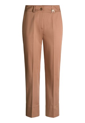 Pantaloni marrone chiaro su misura con piega frontale, chiusura con bottone, passanti per cintura e un piccolo dettaglio con fibbia argento sulla vita.