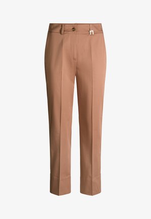 Pantalon marron clair sur mesure avec pli avant, fermeture à bouton, passants de ceinture et petit détail de boucle argentée sur la taille.