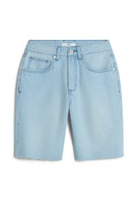 Pantalones cortos de denim azul claro con un corte recto, que cuentan con cinco bolsillos y un ligero deshilachado en el dobladillo. Están fabricados en algodón con una textura suave.
