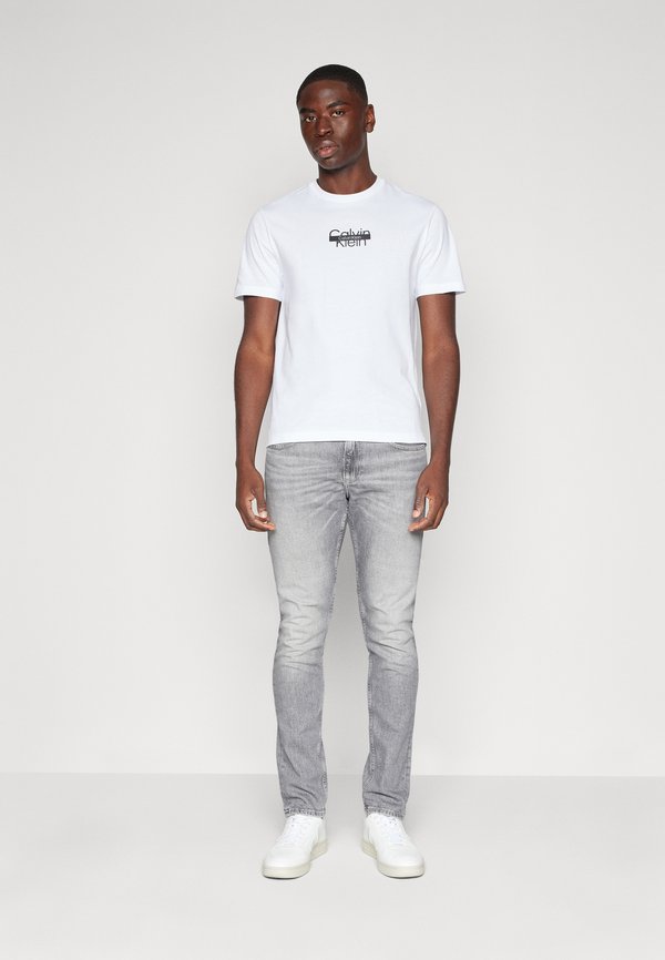 CUT THROUGH LOGO - Print T-shirt2