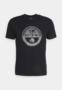 Camiseta negra de algodón con un gran logo circular gris que incluye el texto "NAPAPIJRI" y un diseño de mapa. Manga corta y cuello redondo.