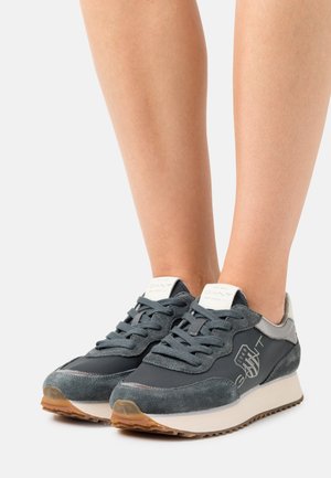 Graue Sportschuhe aus Wildleder und Textil, mit textilen Schnürsenkeln, Logodetail und Gummisohle. Entwickelt für Komfort und Griffigkeit.