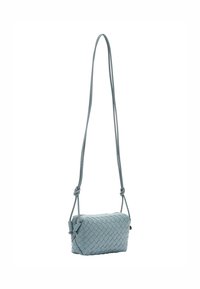 Borsa a tracolla in pelle intrecciata di colore azzurro chiaro, con forma rettangolare, spallacci regolabili e dettagli annodati. Superficie testurizzata con un motivo intricato.