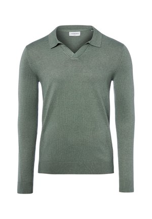 Langärmliger, gedämpft grüner Strickpullover mit V-Ausschnitt und gerippten Bündchen sowie Saum, frontseitig auf weißem Hintergrund dargestellt.