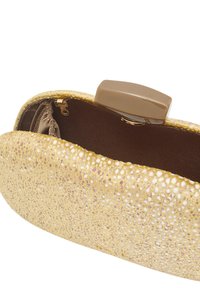 Borsa a tracolla dorata con texture, dalla forma arrotondata e un interno marrone. Presenta una chiusura slim e dettagli di rivestimento delicati.