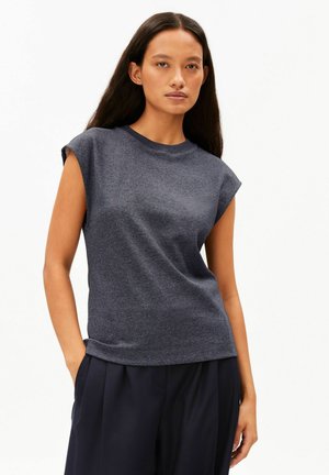 Donkergrijs mouwloos shirt met een ronde hals en een relaxte pasvorm. Gemaakt van zachte, gestructureerde stof, gecombineerd met een donkere broek.