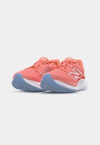Rosa Sportschuhe mit einem strukturierten Mesh-Obermaterial, weißen und silbernen Akzenten sowie einer hellblauen Gummisohle. Es verfügt über Schnürsenkel und einen gepolsterten Kragen.