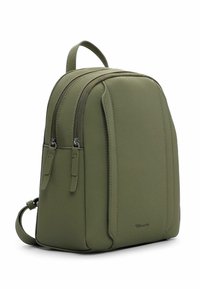 Plecak z wegańskiej skóry w oliwkowej zieleni z dwoma zamykanymi na zamek komorami, gładką fakturą i minimalistycznym designem. Posiada regulowane paski i logo.
