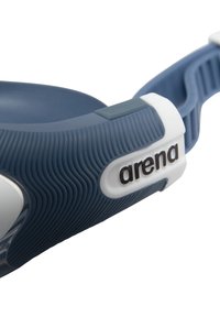 Okulary pływackie Arena z teksturowanym niebieskim paskiem silikonowym z białymi i czarnymi akcentami, zaprojektowane z myślą o komforcie i pewnym dopasowaniu.