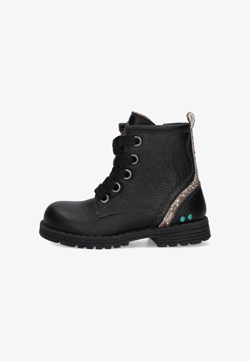 Czarne skórzane botki za kostkę z teksturowanym wykończeniem, okrągłym noskiem, sznurowadłami oraz dekoracyjnymi akcentami w brokacie i turkusie na obcasie. Płaska gumowa podeszwa.
