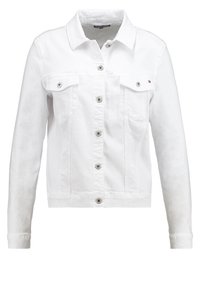 Giubbotto di denim bianco con maniche lunghe, colletto, chiusura frontale con bottoni, due tasche sul petto e un sottile dettaglio di branding sulla tasca.