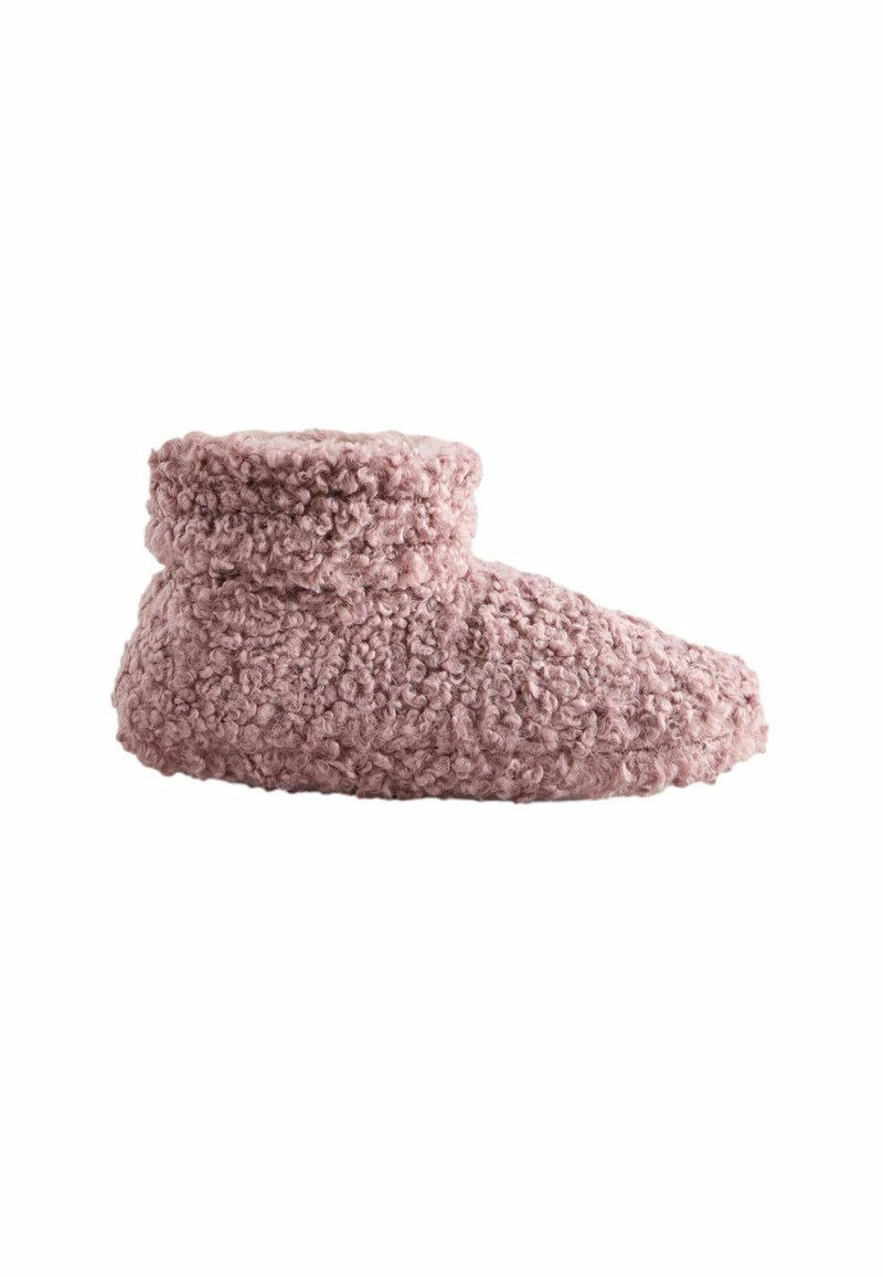 Hyggelig lyserød klipklapper med en tekstureret, fuzzy overflade og en foldet kant. Har en rund tå og blødt materiale for varme og komfort.