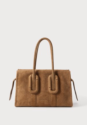 Sac à main rectangulaire en daim marron avec deux poignées arrondies et des détails de fermeture éclair latéraux sur fond blanc.