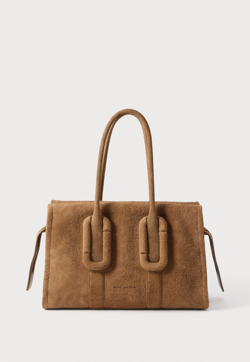 Sac à main rectangulaire en daim marron avec deux poignées arrondies et des détails de fermeture éclair latéraux sur fond blanc.