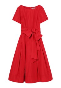 Piros pamutruha rövid ujjakkal, fodros szoknyával és megkötős derékmasnival. Kerek nyakkivágása és rejtett hátcipzárja van.