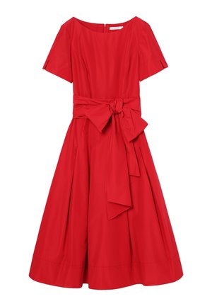 Czerwona bawełniana sukienka z krótkimi rękawami, rozkloszowanym dołem i związanym na talii kokardą. Posiada okrągły dekolt i ukryty zamek błyskawiczny z tyłu.