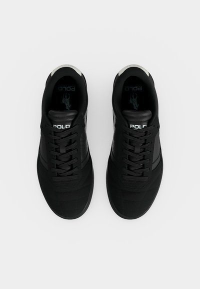 Ζευγάρι μαύρα αθλητικά παπούτσια Polo με κορδόνια, δερμάτινες λεπτομέρειες και λευκό λογότυπο στη γλώσσα, που φαίνεται από πάνω σε λευκό φόντο.