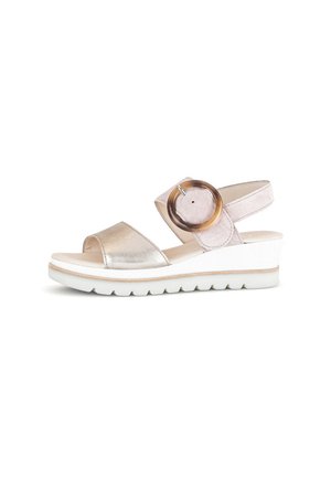 Sandalo wedge metallizzato oro e rosa con punta aperta, un grande accento circolare sulla cinghia e una suola bianca testurizzata.