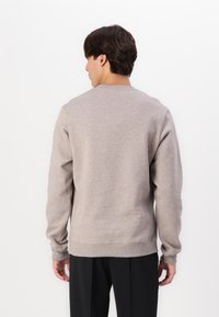 Grauer Sweatshirt mit langen Ärmeln, gerippten Bündchen und rundem Halsausschnitt. Weicher Stoff, minimalistisches Design und keine sichtbaren Logos oder Muster.