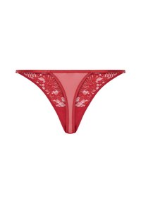 String rouge en dentelle et en résille avec un motif floral délicat, présentant une taille fine et une couverture minimale pour un design léger.